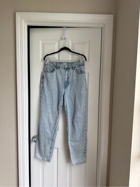 High-Rise Straight Jeans in Light Blue Wash